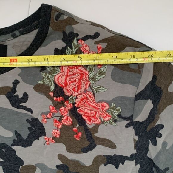 PAC Sun Camouflage Short Sleeve Roses Appliqué T-Shirt Women’s Size M - Picture 3 of 8